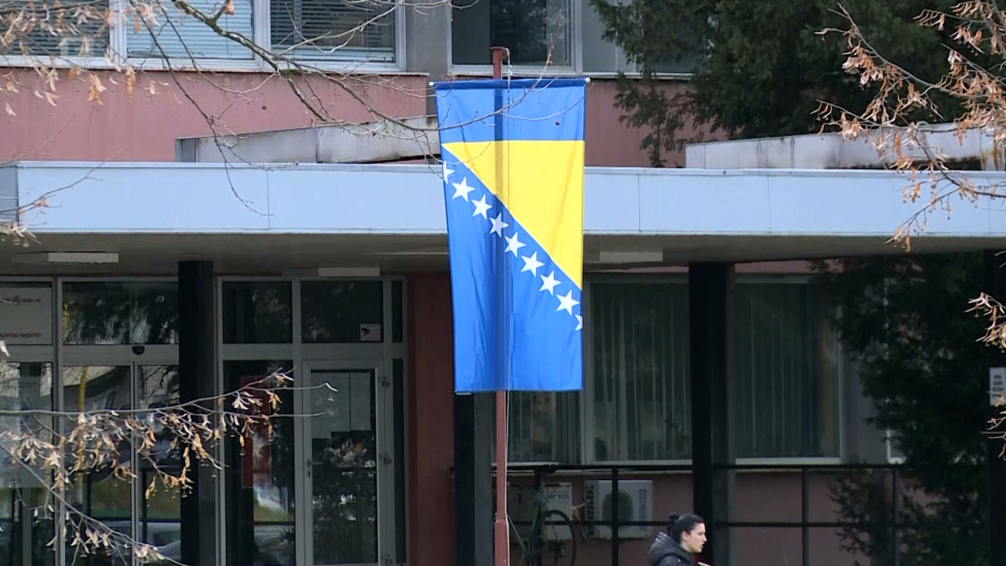 25 godina imamo novu zastavu BiH, ali ne i pravilo o vertikalnom isticanju