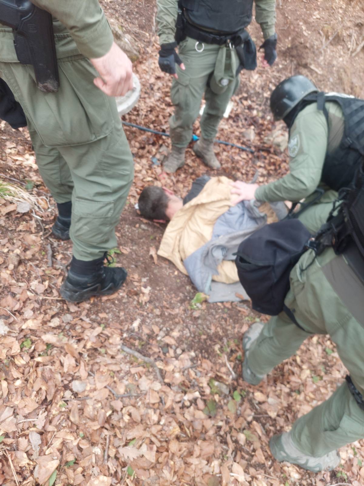 MUP ZDK: Nakon intenzivne potrage, policijski timovi lišili slobode lice E.V. zvani Rambo