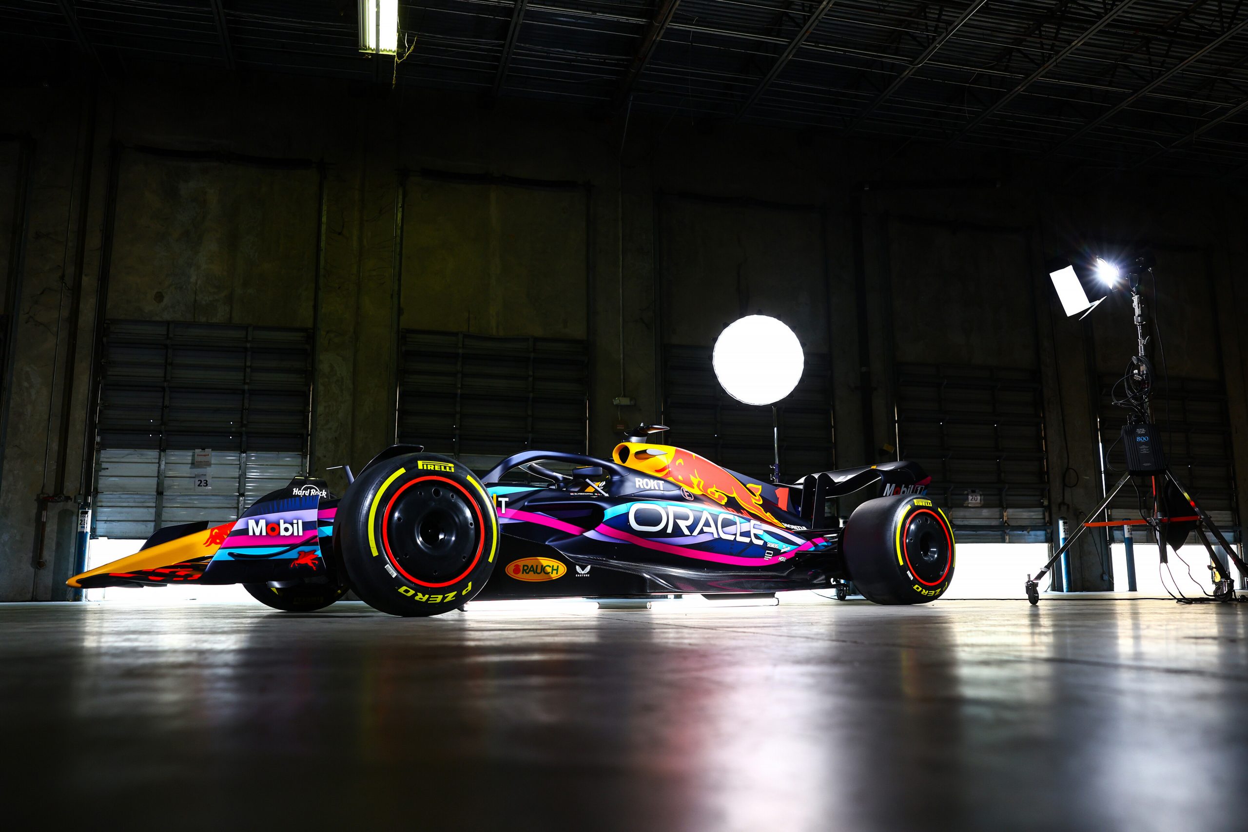 Bolidi Red Bull Racinga stigli u Miami u specijalnom ruhu, Verstappen će nositi novu kacigu