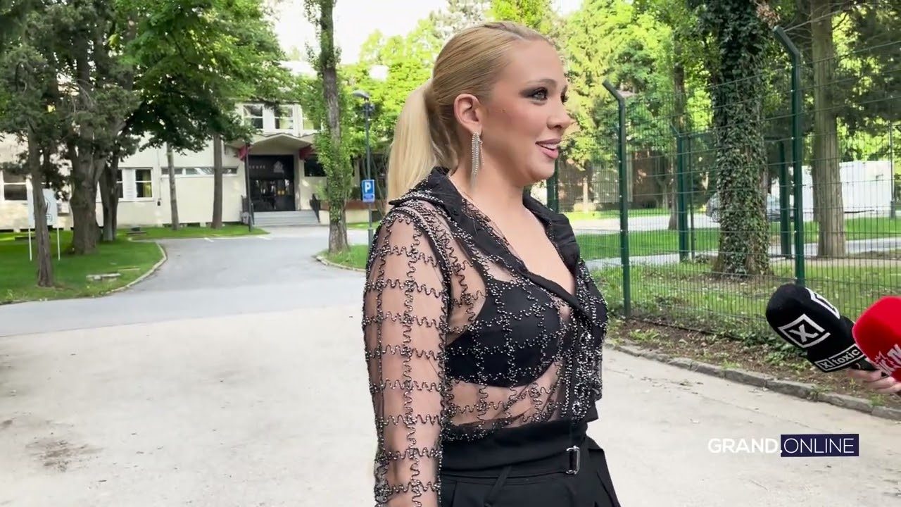 Milica Todorović prekinula intervju: „Izvinite, ja ovo moram da uradim“ (VIDEO)