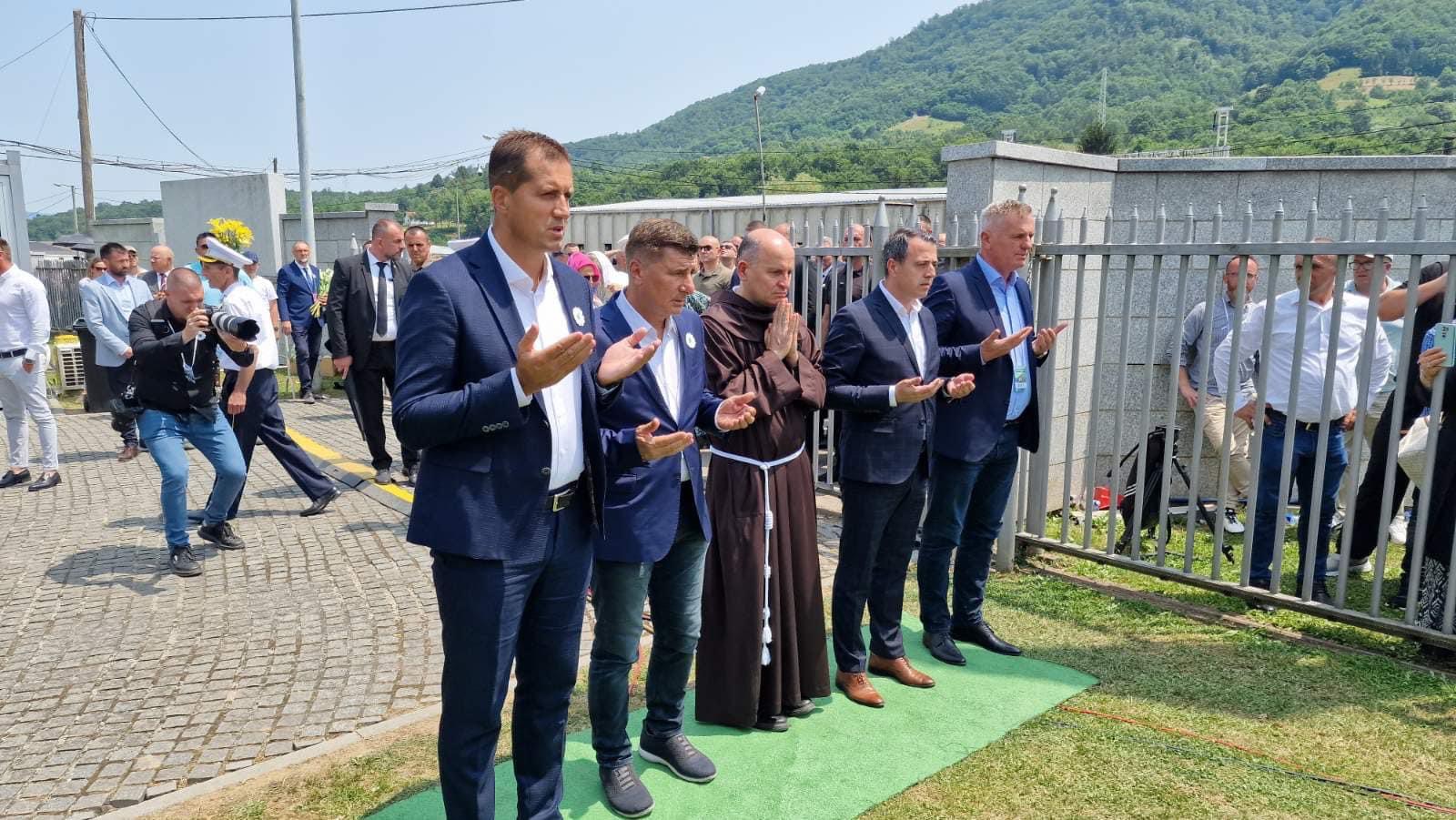 FOTO / Gradonačelnik Visokog Mirza Ganić prisustvovao obilježavanju 28. godišnjice genocida nad Bošnjacima u Srebrenici