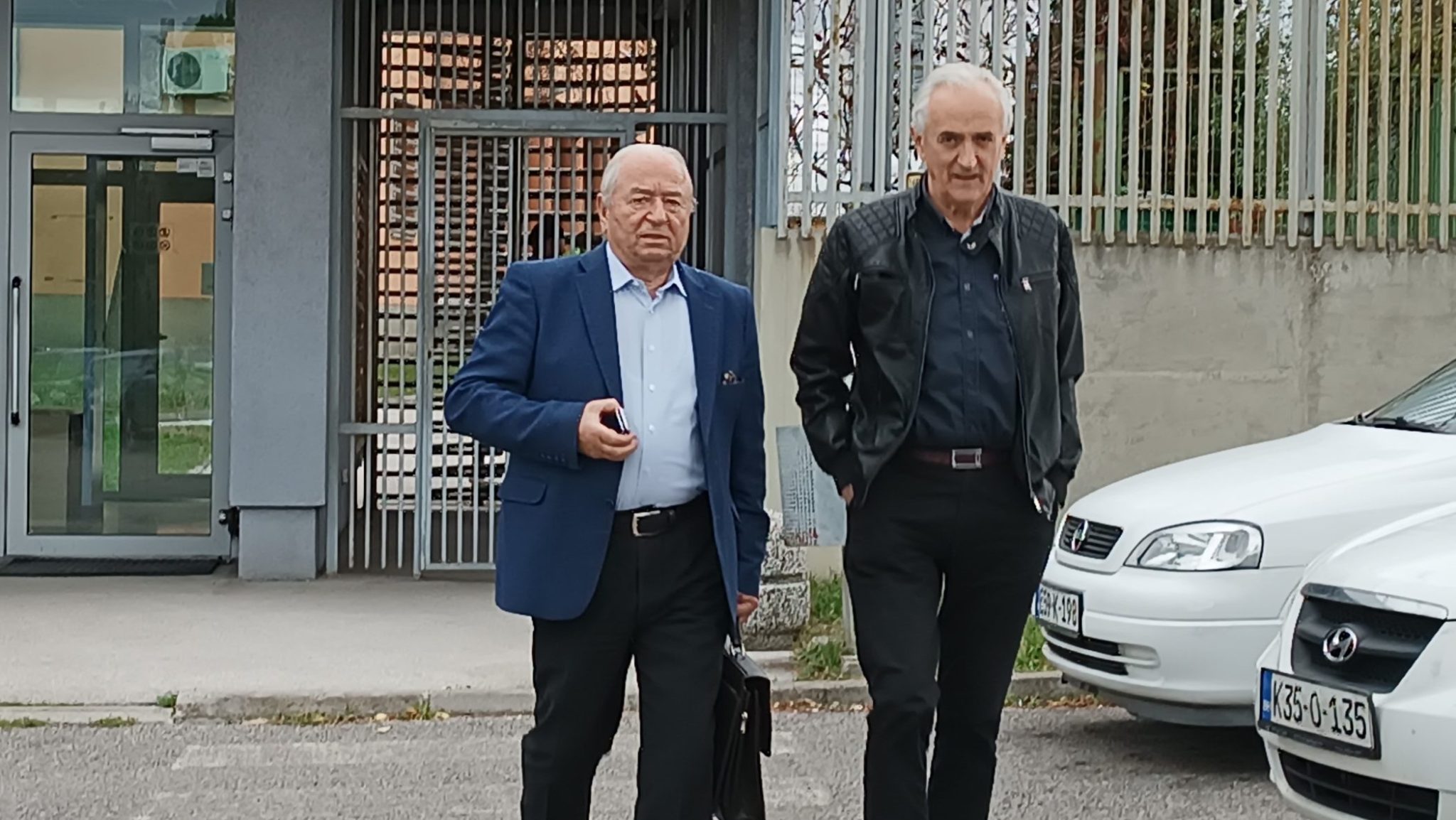 Zijad Kadrić (desno) s braniocem Izetom Baždarevićem. Foto: BIRN BiH