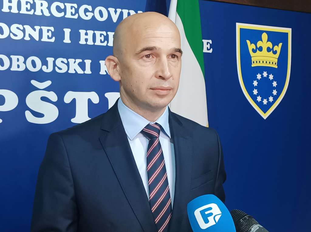 Nezir Pivić / Premijer ZDK