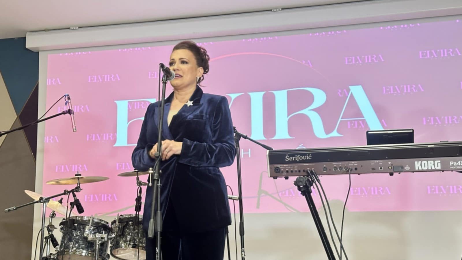 (VIDEO) Elvira Rahić na gala promociji predstavila novu pjesmu “Ne odustajem” i najavila solistički koncert u Sarajevu