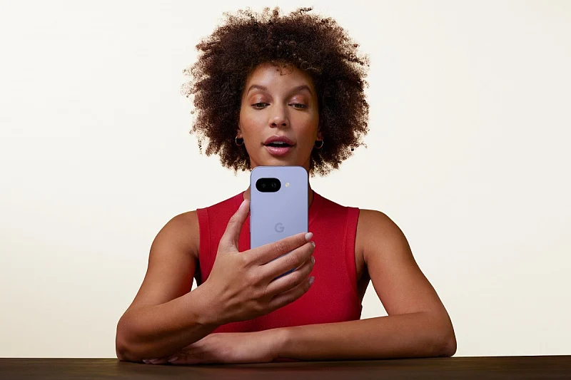 Kompanija Google je zvanično predstavila smartphone Pixel 9a, najpristupačniji model iz serije Pixel 9. Pixel 9a ima isti dizajnerski jezik kao i drugi uređaji iz Pixel 9 serije. Naprijed je Corning Gorilla Glass 3 staklo s ravnim ivicama, koje se stapaju u ravni aluminijski okvir. Nazad je ravni polikarbonatni panel, koji upotpunjuje spoljašnost uređaja u obliku ploče. To je prilična promjena u odnosu na zaobljene ivice prethodnika, odnosno modela Pixel 8a. Optički senzor za otisak prsta integrisan je u ekran. Uređaj pokreće novi Googleov Tensor G4 procesor s Titan M2 sigurnosnim koprocesorom. Standardno dolazi s 8 GB RAM-a uz izbor 128 GB ili 256 GB interne memorije. Promijenjen je i sistem kamera. Stara kamera od 64 MP korištena za Pixel 7a i 8a je zamijenjena kamerom od 48 MP f/1.7 kamerom s Quad PD Dual Pixel automatskim fokusom i optičkom stabilizacijom slike Ova kamera može snimati 4K video pri 60 fps. Ultraširoka kamera je i dalje ista kao i prije, odnosno 13 MP f/2.2 kamera. Slično tome, naprijed je selfie kamera od 13 MP iz modela 8a te je i dalje ograničena na 4K video pri 30 fps. Međutim, Pixel 9a dolazi s nekoliko novih funkcija vezanih za fotografisanje. Ovo je prvi model iz A serije s opcijom Macro Focus, koja omogućava snimanje detalja iz blizine. Također, prvi je uređaj iz A serije s Googleovom funkcijom Astrophotography. Pixel 9a napaja veća litij-jonska baterija kapaciteta 5.100 mAh, koja traje više od 30 sati. Podržava 23W žičano i Qi-bežično punjenje. Smartphone koristi Android 15 operativni sistem sa svim novim Googleovim AI funkcijama. Kao i drugi Pixel uređaji, može se pohvaliti s sedam godina sigurnosnih i OS nadogradnji.