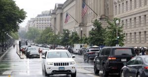 SAD planiraju ukidanje viza kineskim studentima, novi sukob s Kinom Objavljeno: 29.05.2025. 12:44 Uređeno: 29.05.2025. 12:44 Sjedinjene Američke Države planiraju masovno ukidanje viza kineskim studentima, najavio je državni sekretar Marco Rubio. Ova odluka predstavlja veliki korak u pojačavanju tenzija s Kinom i još jedan udarac za američke univerzitete. On je rekao da će vize biti ukinute studentima koji imaju veze s Komunističkom partijom Kine ili studiraju osjetljive oblasti. Kina je odmah reagovala i zvanično protestovala zbog ove, kako kažu, ''politički motivisane i diskriminirajuće'' odluke. - Takođe ćemo revidirati kriterije za izdavanje viza kako bismo pojačali nadzor nad svim budućim aplikacijama iz Narodne Republike Kine i Hong Konga - dodao je, navodeći da će State Department i Ministarstvo domovinske sigurnosti zajedno raditi na ovom planu, javlja CNN. Ova iznenadna najava rizikuje da poremeti napore SAD-a i Kine da smanje napetosti, dolazeći samo nekoliko sedmica nakon što su obje strane proglasile 90-dnevno primirje u trgovinskom ratu, i dodatno produbljuje spiralu sukoba između predsjednika Donalda Trumpa i vodećih američkih univerziteta. Rubio je dao ovu izjavu nakon niza izuzetnih koraka administracije Donalda Trumpa da obeshrabri strane studente da studiraju u SAD-u – od naredbe ambasadama da obustave nove termine za studentske vize, do ukidanja ovlaštenja Univerzitetu Harvard da upisuje međunarodne studente. Federalni sudija je kasnije zaustavio zabranu za Harvard. Ova najnovija odluka vjerovatno će izazvati zabrinutost i ogorčenje u Kini, zemlji iz koje dolazi skoro četvrtina međunarodnih studenata u visokom obrazovanju u SAD-u. Takođe se očekuje da će dodatno povećati zabrinutost na američkim univerzitetima, gdje su kineski i drugi međunarodni studenti va