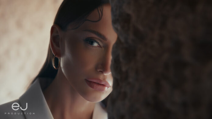 (VIDEO) Emina Jahović objavila novi album (VIDEO) Emina Jahović objavila novi album