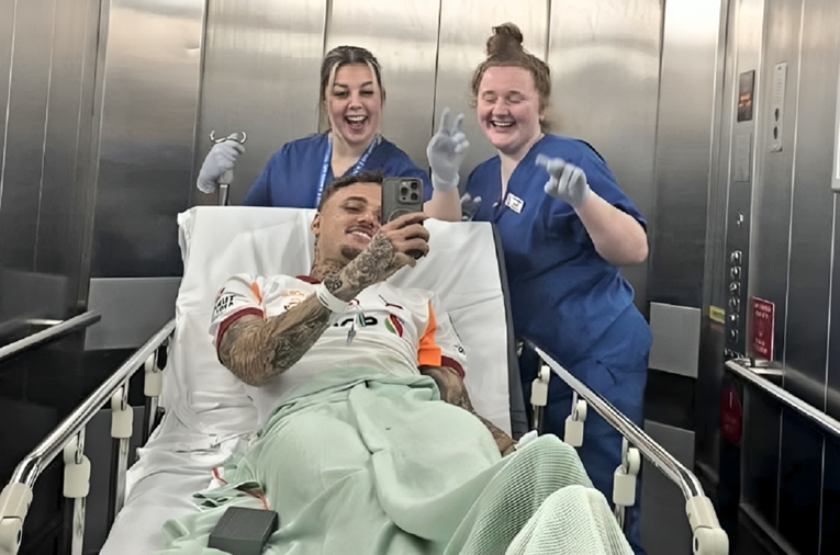 Vrištao je od bolova i pod je kisikom iznesen s Anfielda